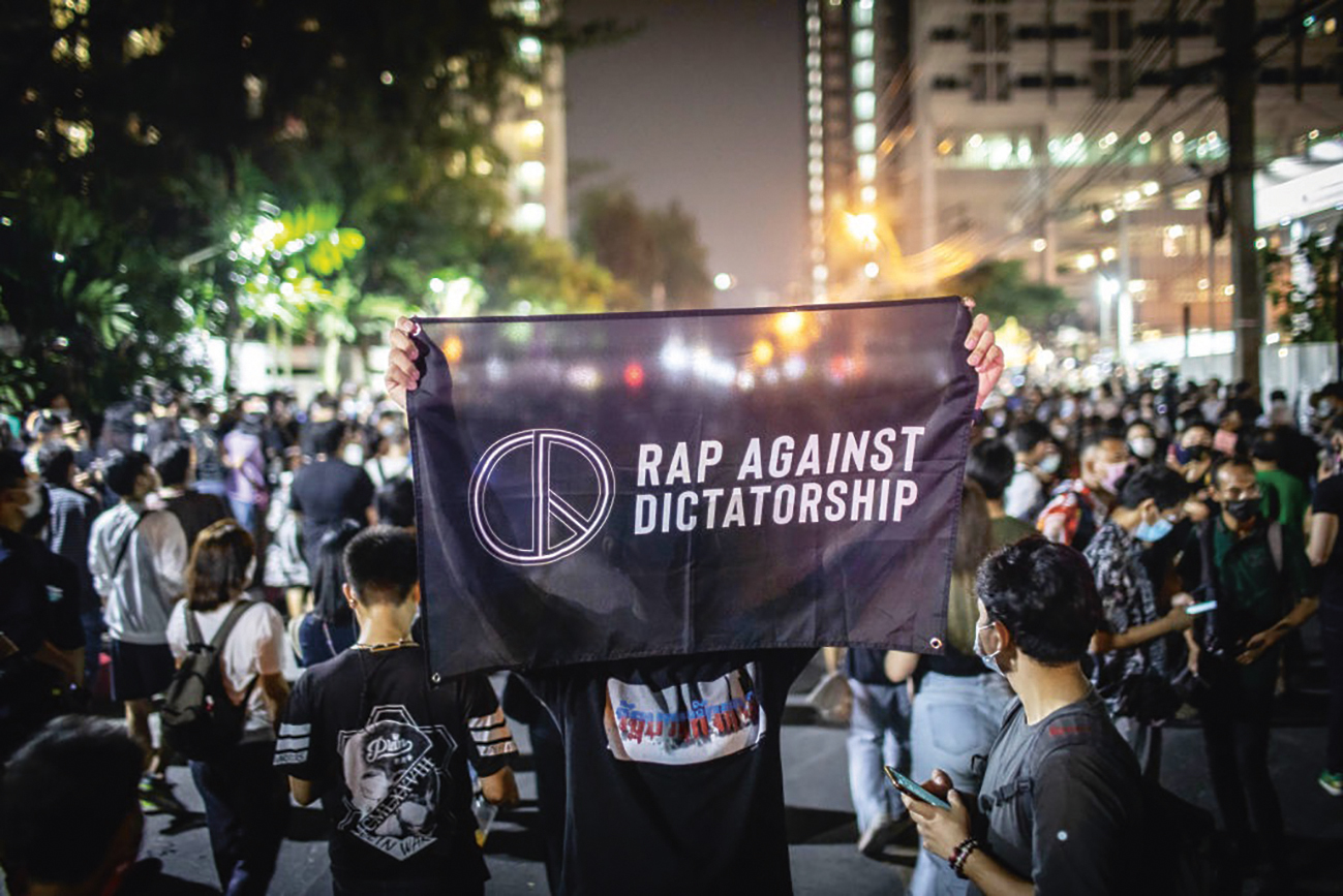 Een demonstratie in Bangkok (Thailand) tegen de militaire coup in Myanmar