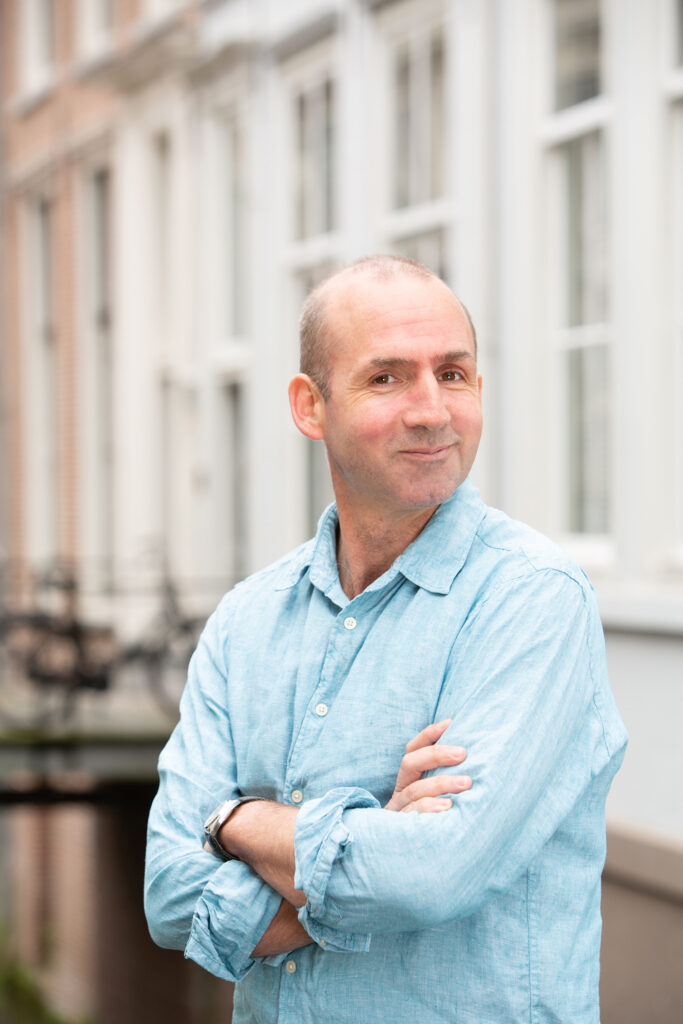 Menno Hurenkamp is hoogleraar Democratie als mensenwerk aan de Uni-versiteit voor Humanistiek. Zijn proefschrift ging over burgerschap. Hurenkamp is niet tégen een burgerberaad maar plaatst wel kritische kanttekeningen.