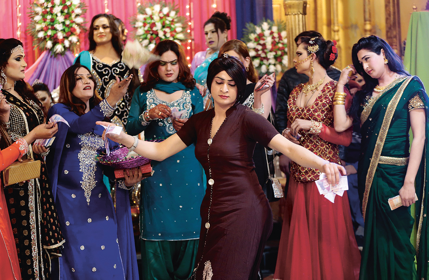 Een dansgroep van trans vrouwen op een feest in 2017 in Pesjawar. Ooit hadden de ‘kinderen van Allah’, mensen van het derde geslacht, een belangrijke rol bij feestdagen als geboortes en bruiloften. In sommige delen van Pakistan bestaan deze tradities nog steeds.