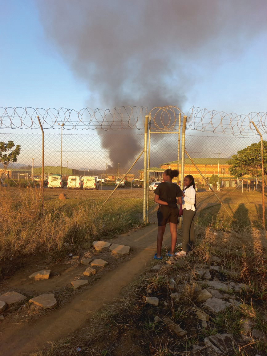 Uit onvrede staken gevangenen hun matras in de fik, waarna er brand ontstond in Kutama Sinthumule (hier van een afstand te zien).