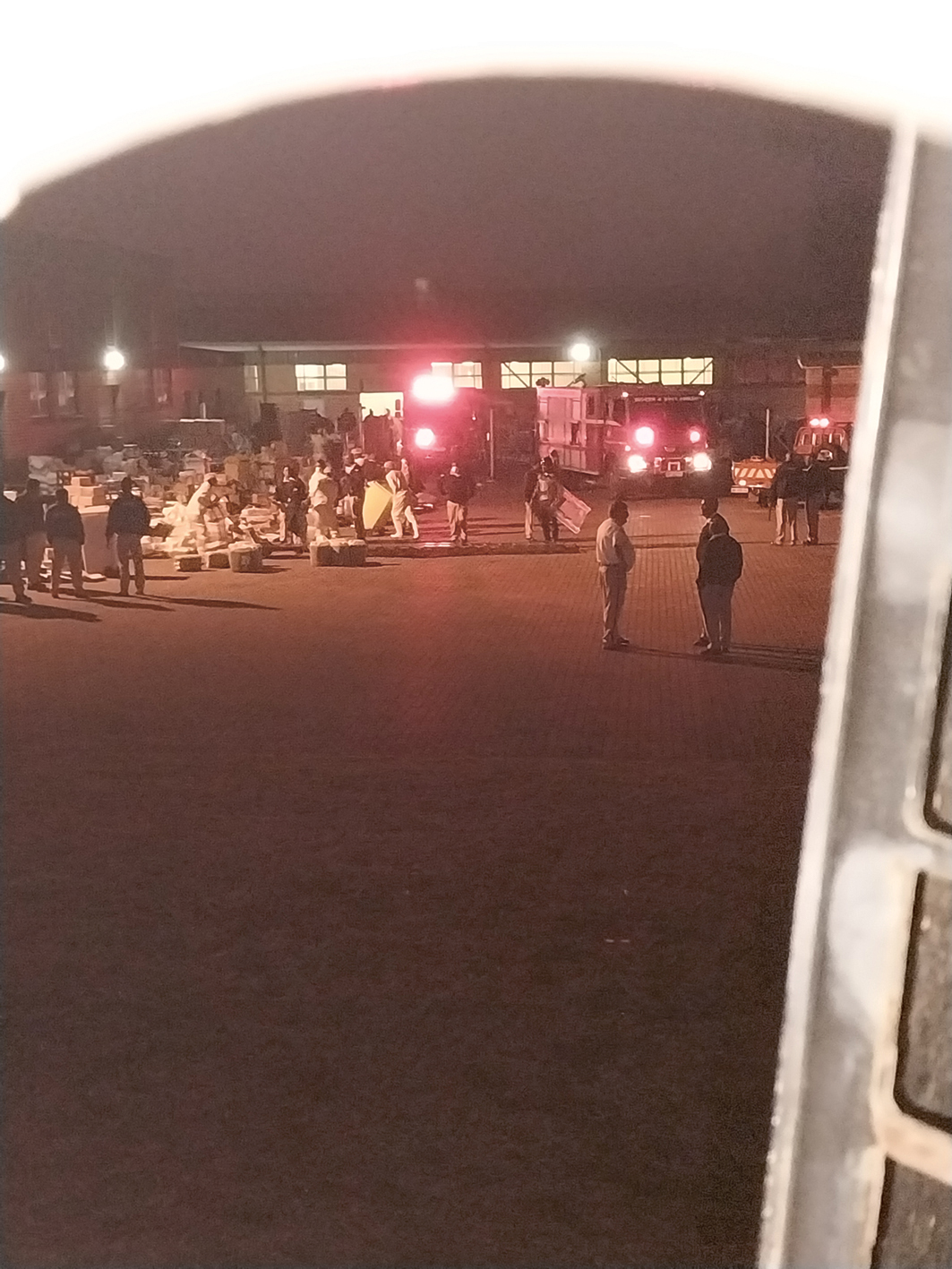 Gevangenen worden opgevangen tijdens de brand in de gevangenis.