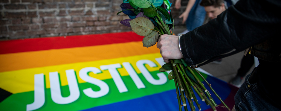 Leden en supporters van Amnesty International overhandigen op 17 mei 2019 een petitie aan de Russische ambassade in Londen, waarin president Poetin wordt opgeroepen de aanvallen op en ontvoeringen van lhbti+’ers in Tsjetsjenië te onderzoeken.