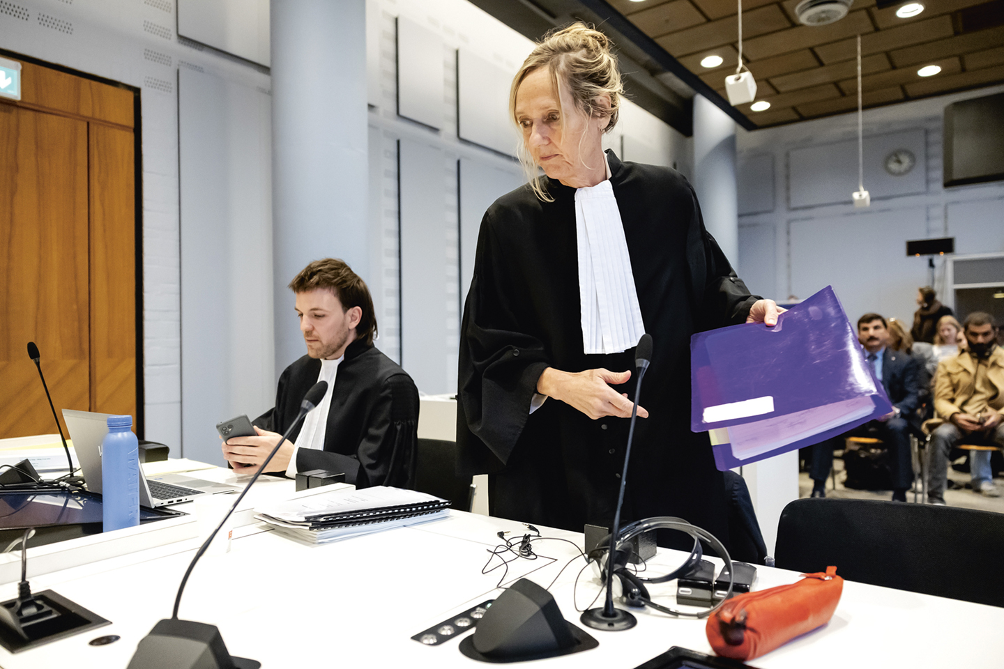 Liesbeth Zegveld in de rechtszaal afgelopen oktober in Den Haag tijdens de Hawija-rechtszaak, waarin zij de nabestaanden en slachtoffers bijstaat van de Nederlandse luchtaanval in 2015 op een IS-bommenfabriek.