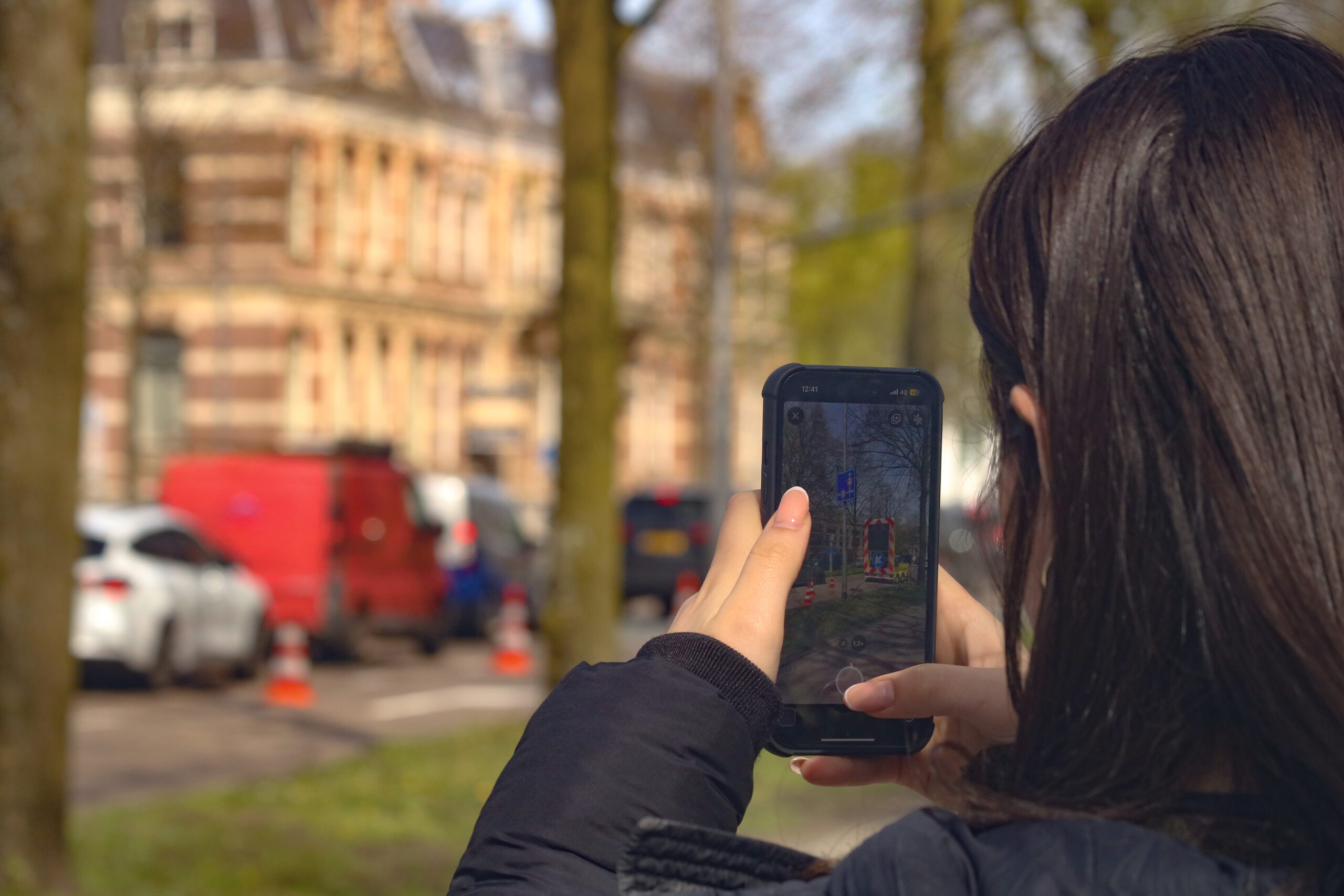 Een matrixbord leidt voorbijrijdende auto's om de N205 heen, ziet een waarnemer van Amnesty bij de demonstratie tegen Tata Steel.