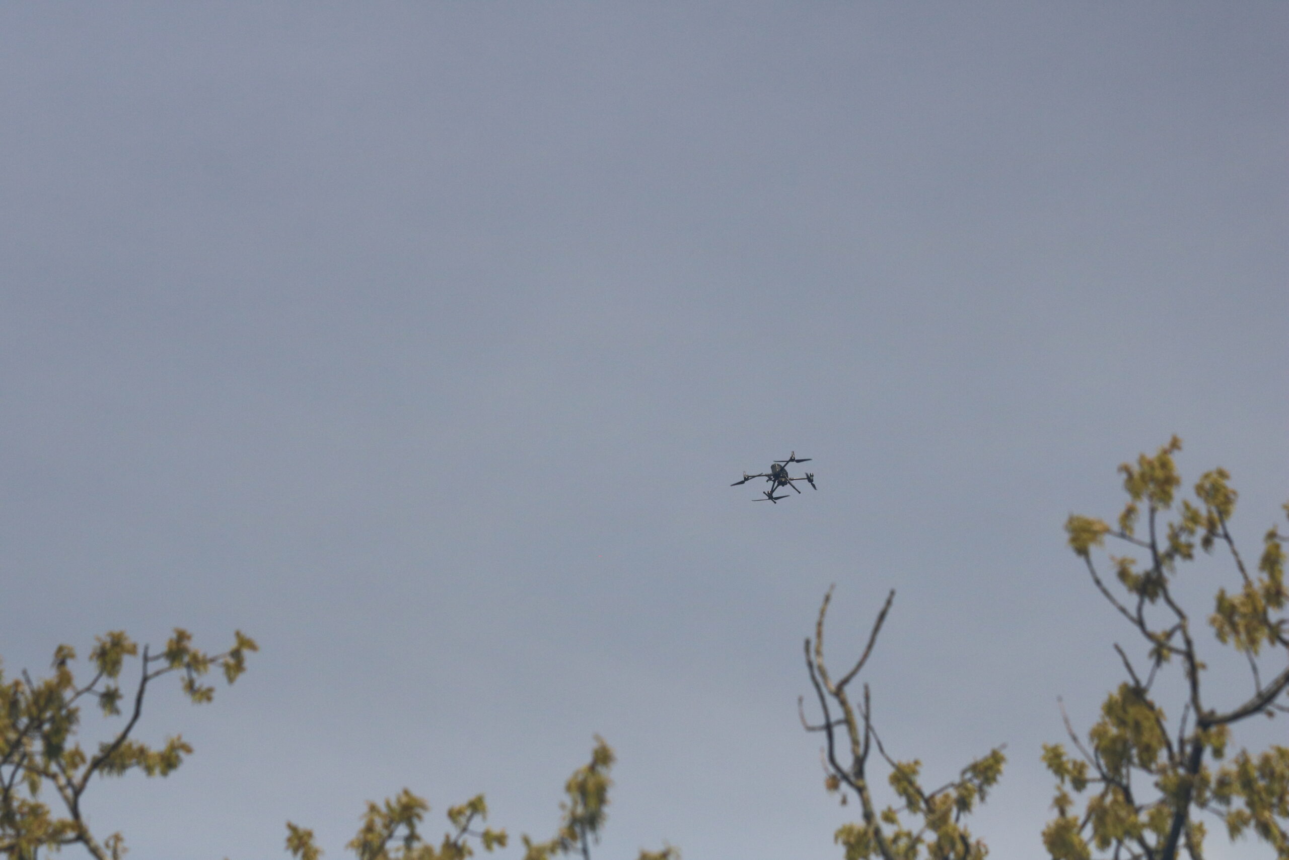 Een politiedrone zoemt de hele dag boven de demonstratie. ‘Dit is veel meer dan een privacy-kwestie.’