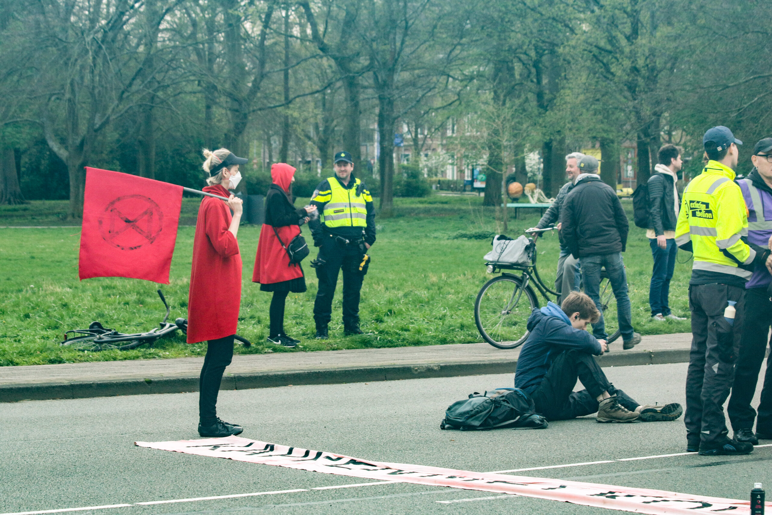 Bijna iedereen rekende op een snelle beëindiging door de politie, ook de demonstratierecht-waarnemers van Amnesty. Maar aan het begin van de avond zijn er nog altijd demonstranten op de N205 in Haarlem.