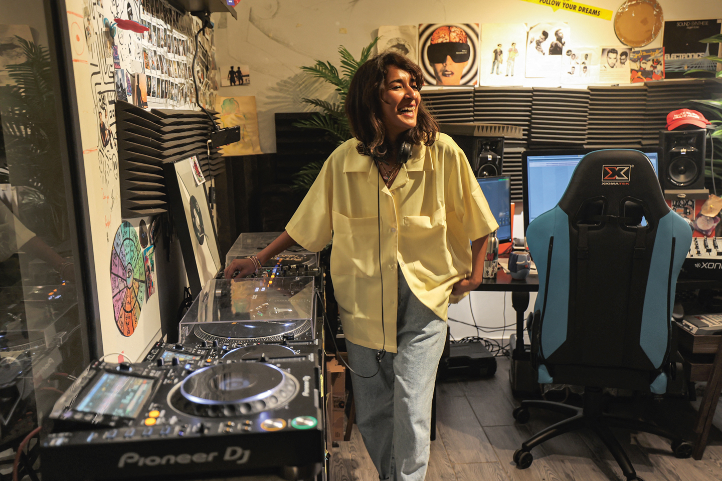 Een vrouw aan de draaitafel op een openbaar evenement is inmiddels toegestaan in het voorheen streng-islamitische Saudi-Arabië. Dj Biirdperson (echte naam Loujain Albishi) brak door in 2021 op een festival in Riyad waar ook de wereldberoemde dj David Guetta draaide.