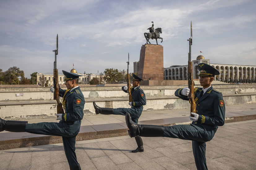 De wisseling van de wacht vindt plaats voor het Nationaal Historisch Museum op het Ala-Too-plein in Bisjkek.