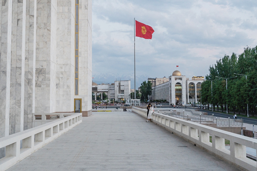Sovjet-architectuur in de Kirgizische hoofdstad Bisjkek, met uitzicht op het centrale Ala-Too-plein, het voormalige Leninplein.