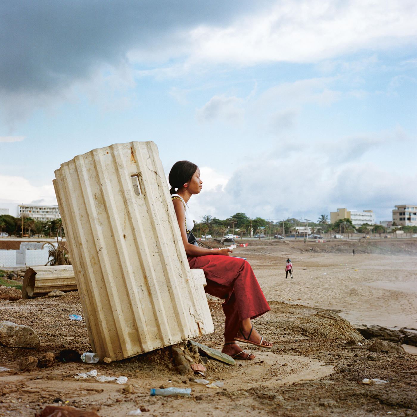 Ai’cha, studente economie aan de universiteit van Dakar, kan niet studeren. Het is hier juni 2023 en vanwege de onrust in Senegal zijn de universiteiten gesloten.