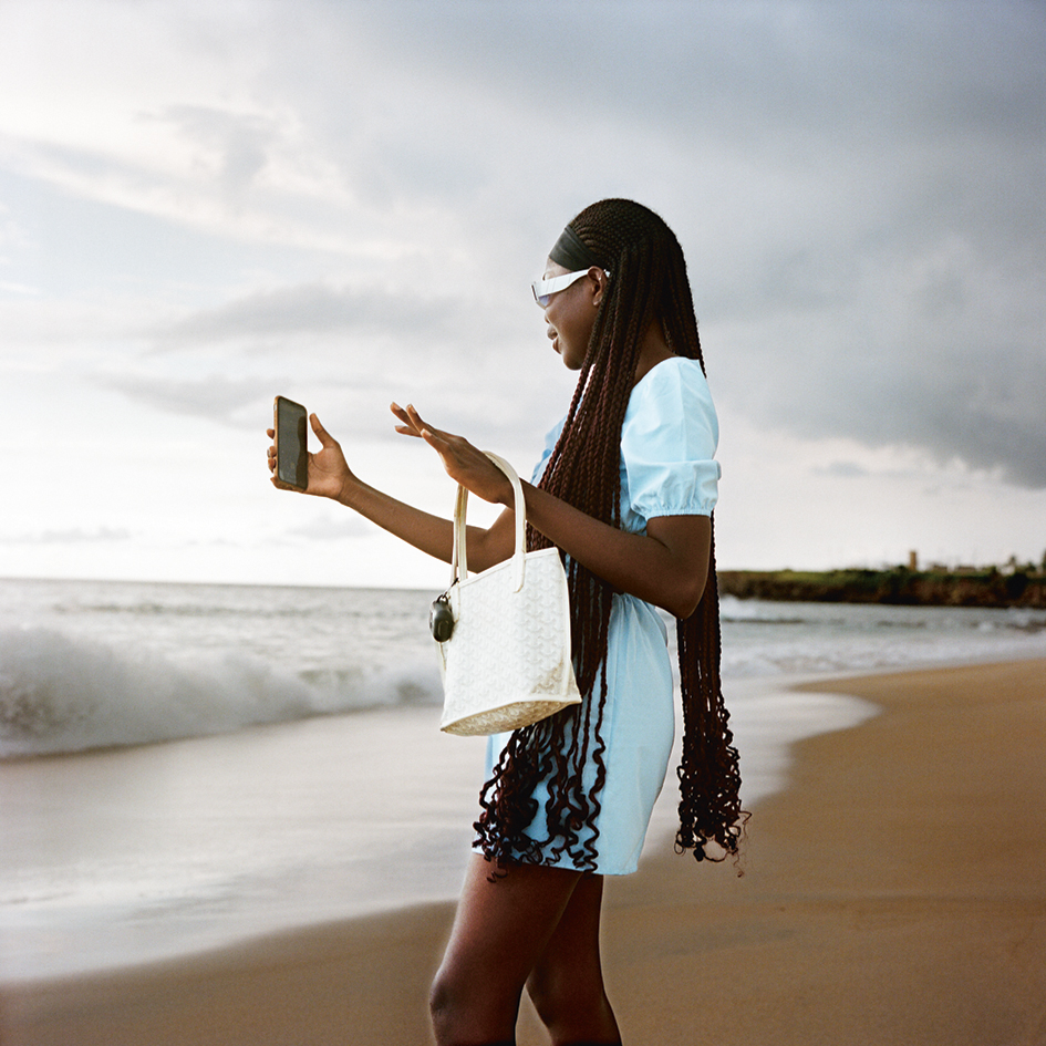 Amissia neemt selfies op het strand van Dakar.