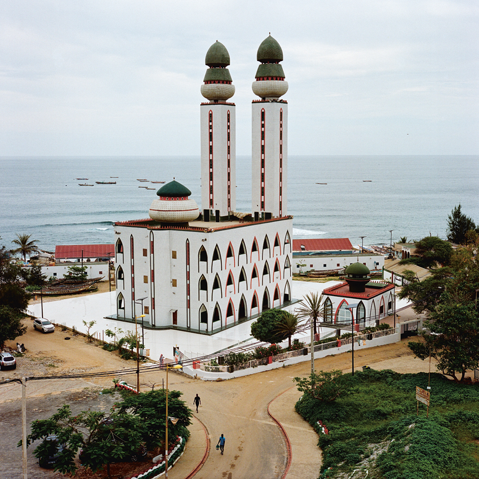 De Moskee van de Goddelijkheid in Dakar met uitzicht op zee.