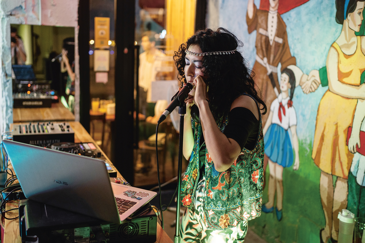 In de Ailan Bar speelt dj Sao op een traditionele Kirgizische mondharp en mixt dat met technomuziek.