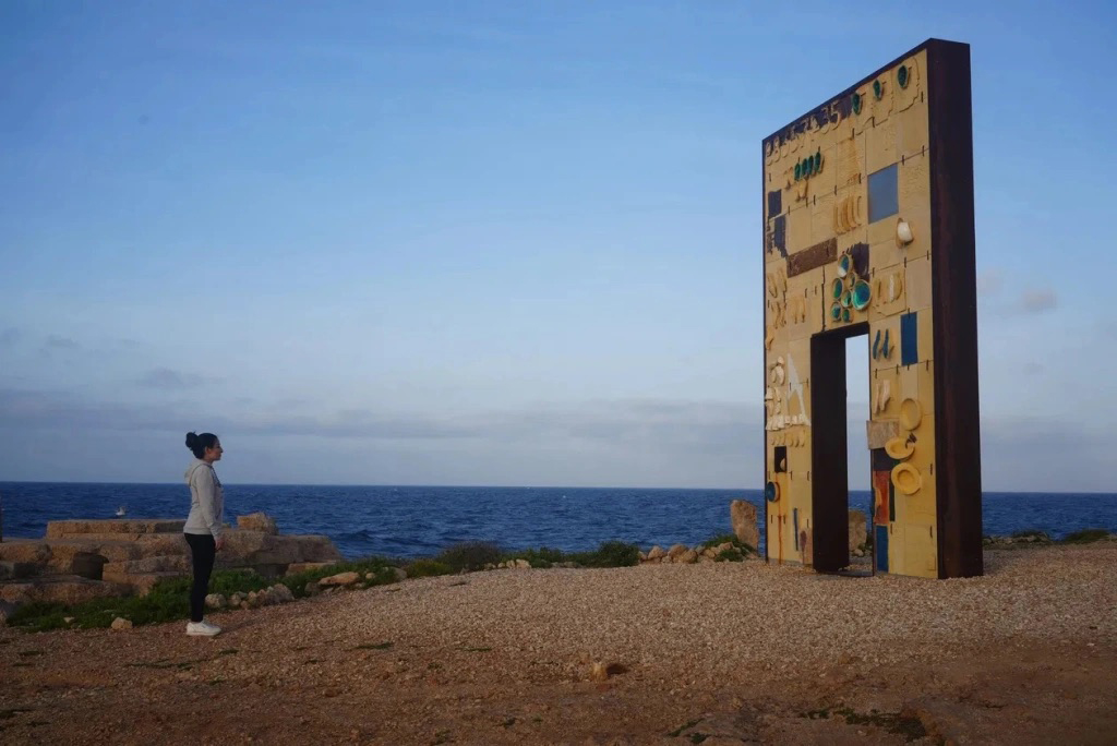 Batoul bij Porta d’Europa (2008), een monument op het Italiaanse Lampedusa ter nagedachtenis aan migranten die de oversteek niet overleefden.