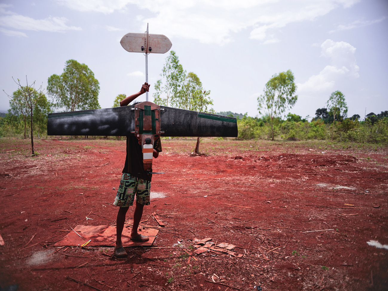 Een jonge rebel laat een zelfgemaakte drone met explosieven opstijgen in Karenni, mei 2023. De Liberator-MK2-drone komt uit een 3D-printer.