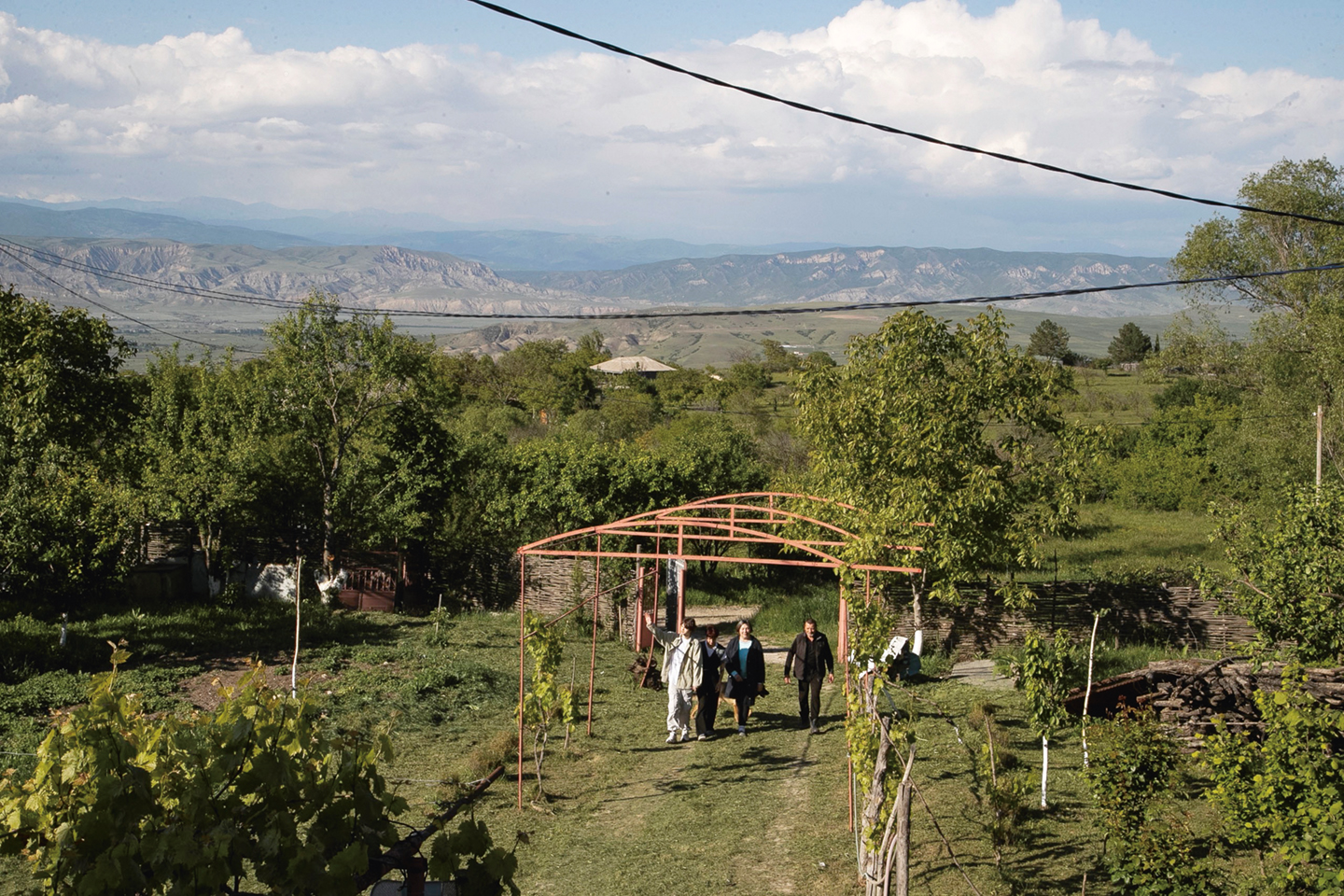 Vyacheslav Gasimov laat de moestuin zien.