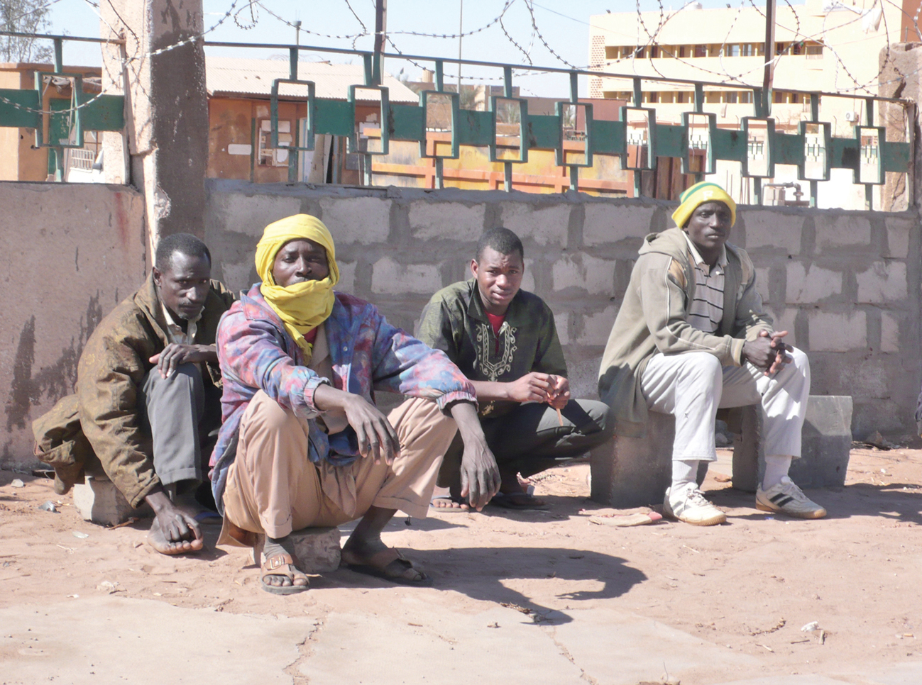Migranten uit sub-Sahara Afrika wachten langs de straatkant op werk in Sebha, 2012. Een beeld dat je nog steeds in elke stad in Libië aantreft.