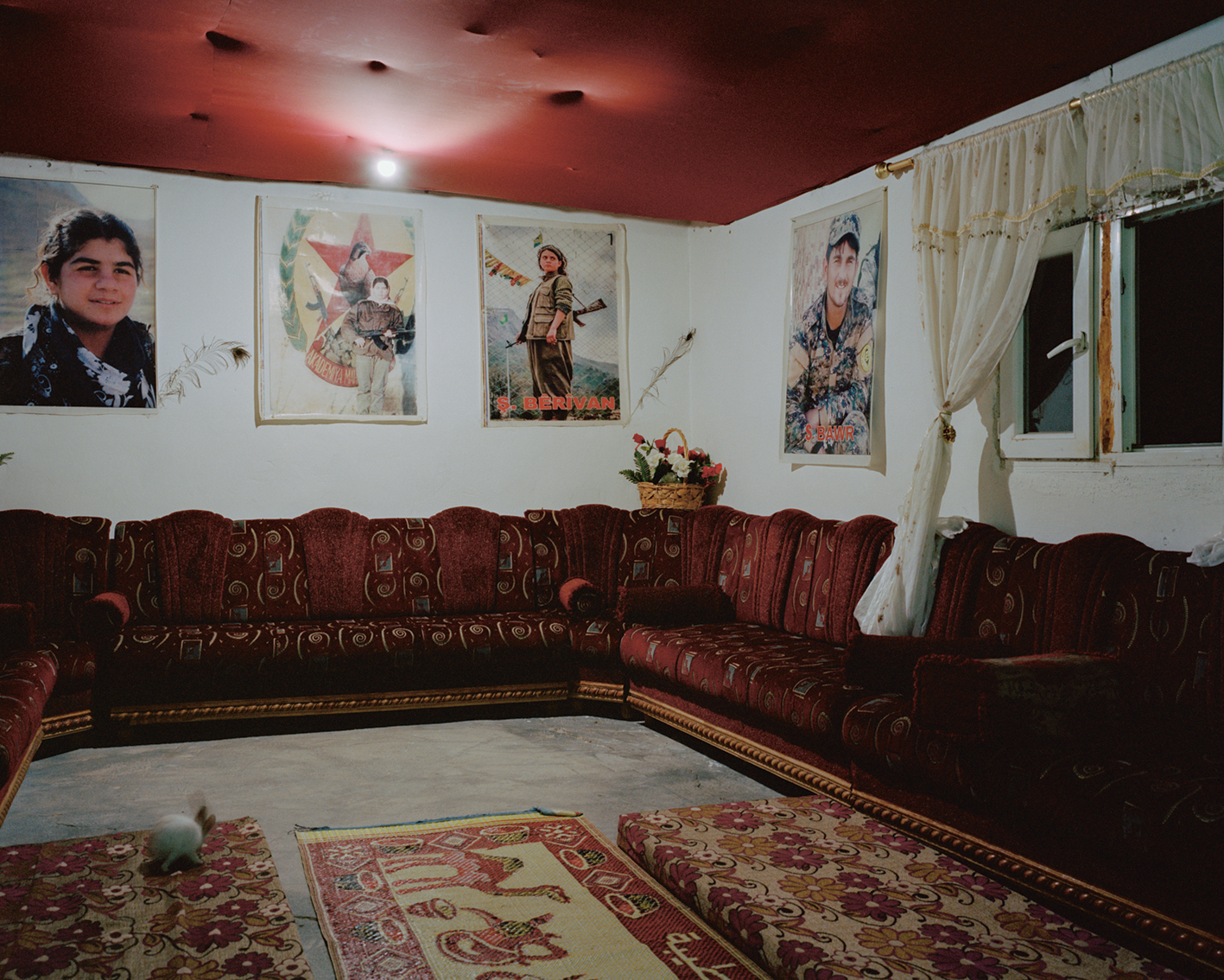 De kamer van een vrouwenraad in het Zerdeshti-kamp in Sinjar. Op de foto’s aan de muur staan omgekomen Koerdische soldaten, die als martelaars vereerd worden.