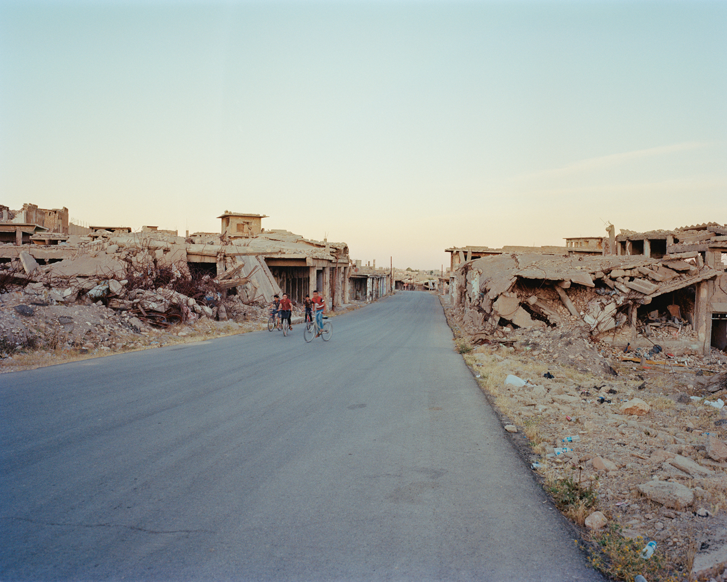 In 2014 vonden er in het stadje Balad Sinjar hevige gevechten plaats met IS. Tot op de dag van vandaag bestaat het oude centrum uit ruïnes. Er liggen ook nog altijd mijnen.