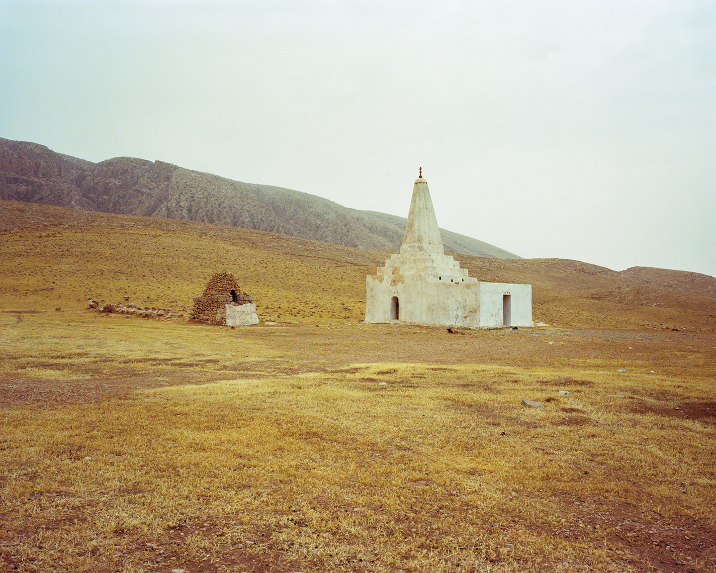 Het heilige Daki Mera-altaar in de bergen van Sinjar. IS wilde alle Jezidiheiligdommen vernietigen, maar dat is gelukkig niet gelukt.