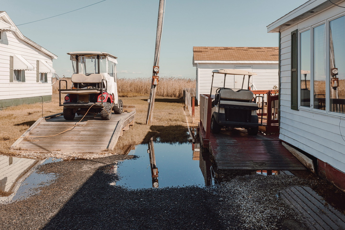 Golfkarretjes zijn een populaire vorm van transport op Tangier. Mensen parkeren ze naast hun huis op houten verhogingen om ze te droog te houden bij overstromingen.
