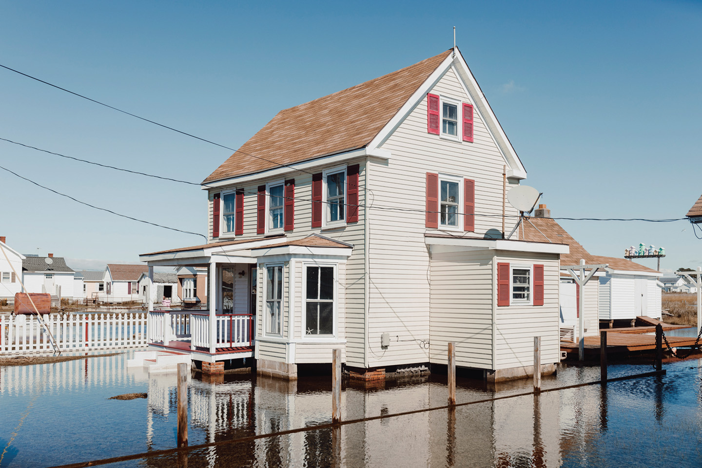 Elke dag, bij vloed, lopen de tuinen van de huizen in het centrum onder. De huizen zelf staan op verhogingen.