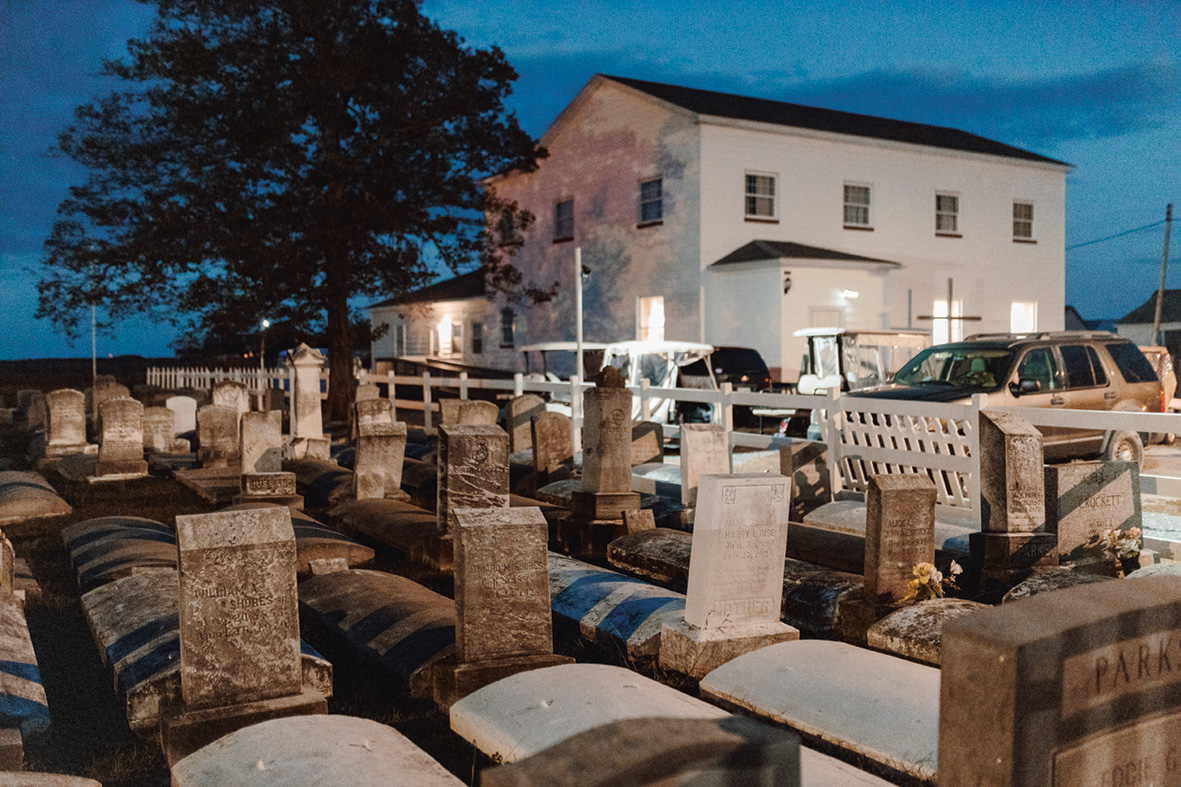 Graven op de begraafplaats van Tangier. Ze zijn toegedekt met beton zodat ze niet wegspoelen bij overstromingen.
