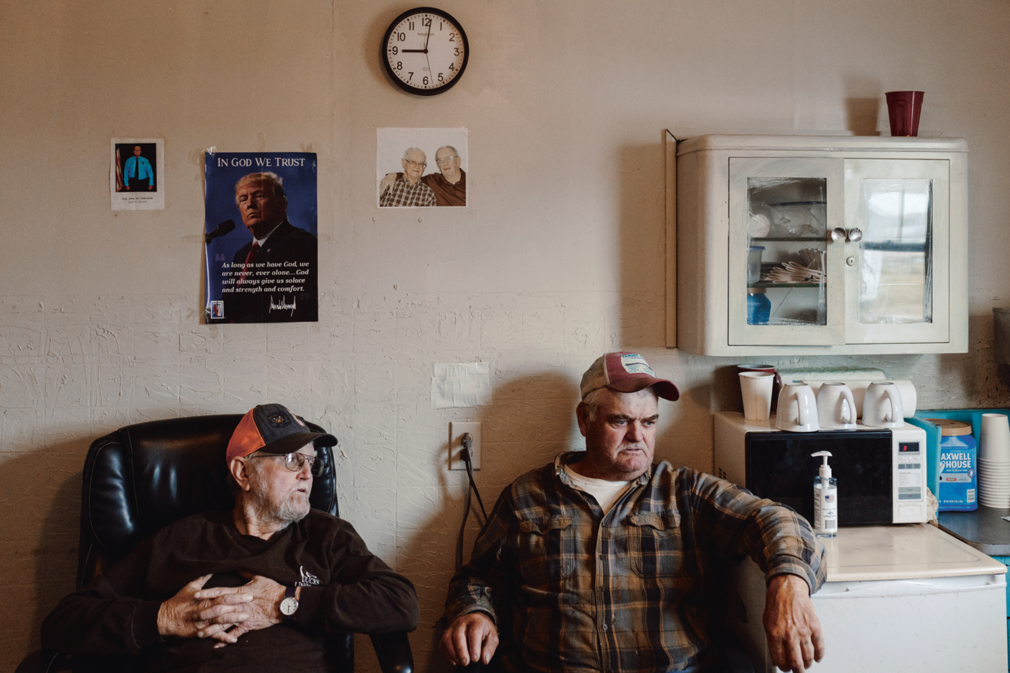 Elke ochtend komen de oude mannen van het eiland samen in de Situation Room, waar ze kwesties bespreken waar de inwoners mee zitten.