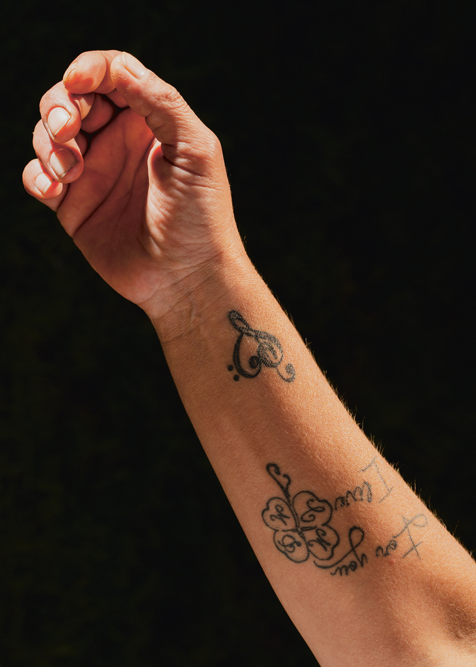 Op haar arm heeft ze een tatoeage voor de eerste letter van elk van haar kinderen en kleinkinderen. Het hart en muzieksymbool staan voor haar liefde voor muziek en zingen.