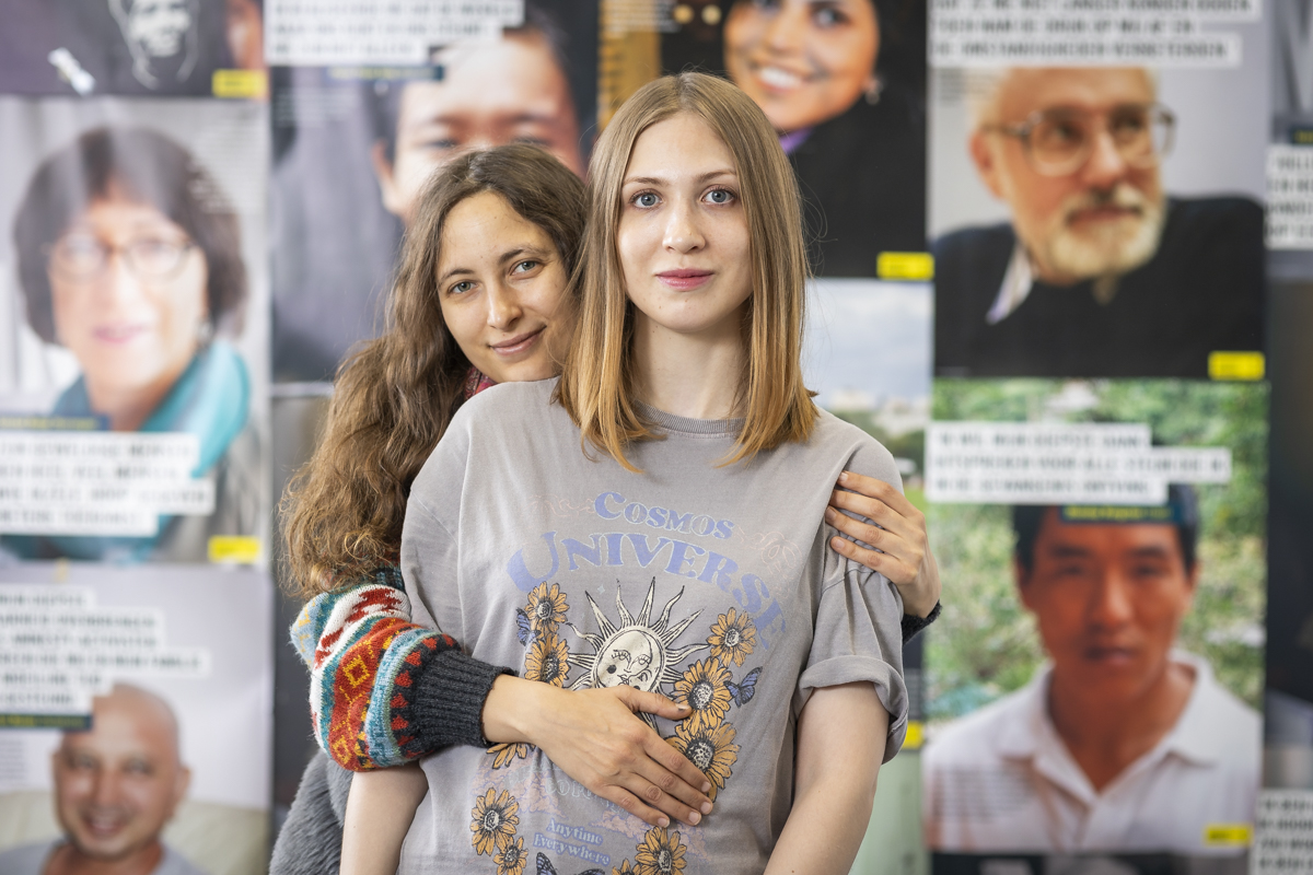 Sasja Skotsjilenko (links) en haar vriendin Sonja Subbotina op het kantoor van Amnesty Nederland.