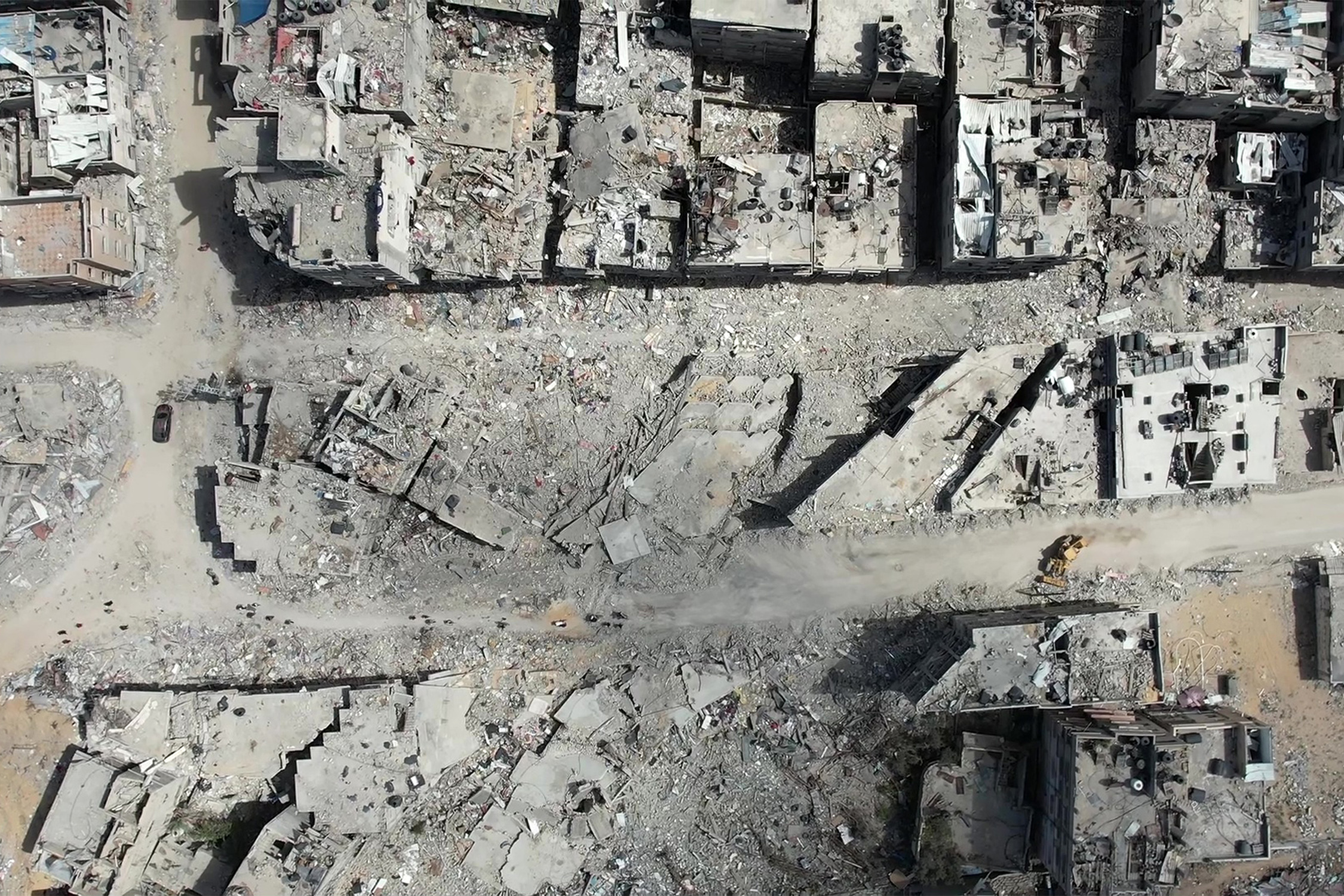 Luchtfoto met bulldozer die aan het werk is bij verwoeste gebouwen in Khan Yunis, zuidelijke Gazastrook, april 2024.