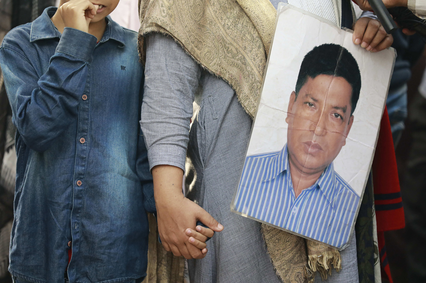Nabestaanden vormen een menselijke ketting bij een protest van Mayer Dak, een organisatie voor mensen die hun verdwenen familieden zoeken.