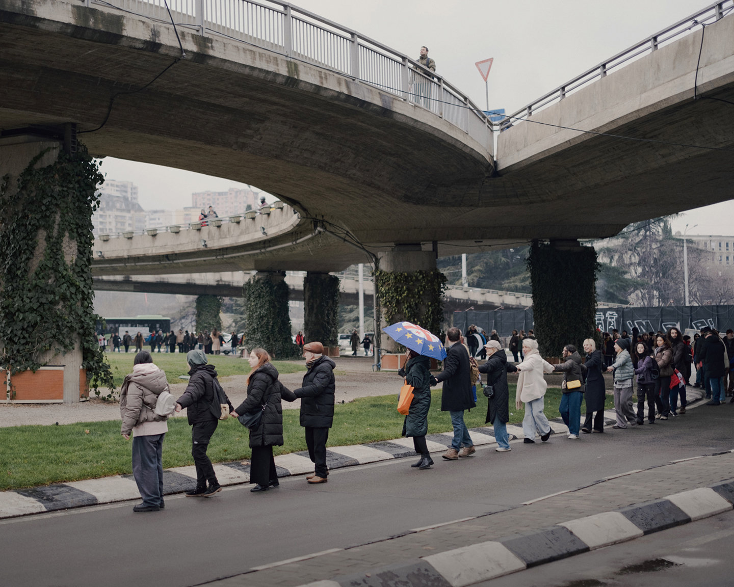Pro-Europese demonstranten maken in januari dit jaar een menselijke ketting in de Georgische hoofdstad Tbilisi. De demonstranten eisen nieuwe verkiezingen.