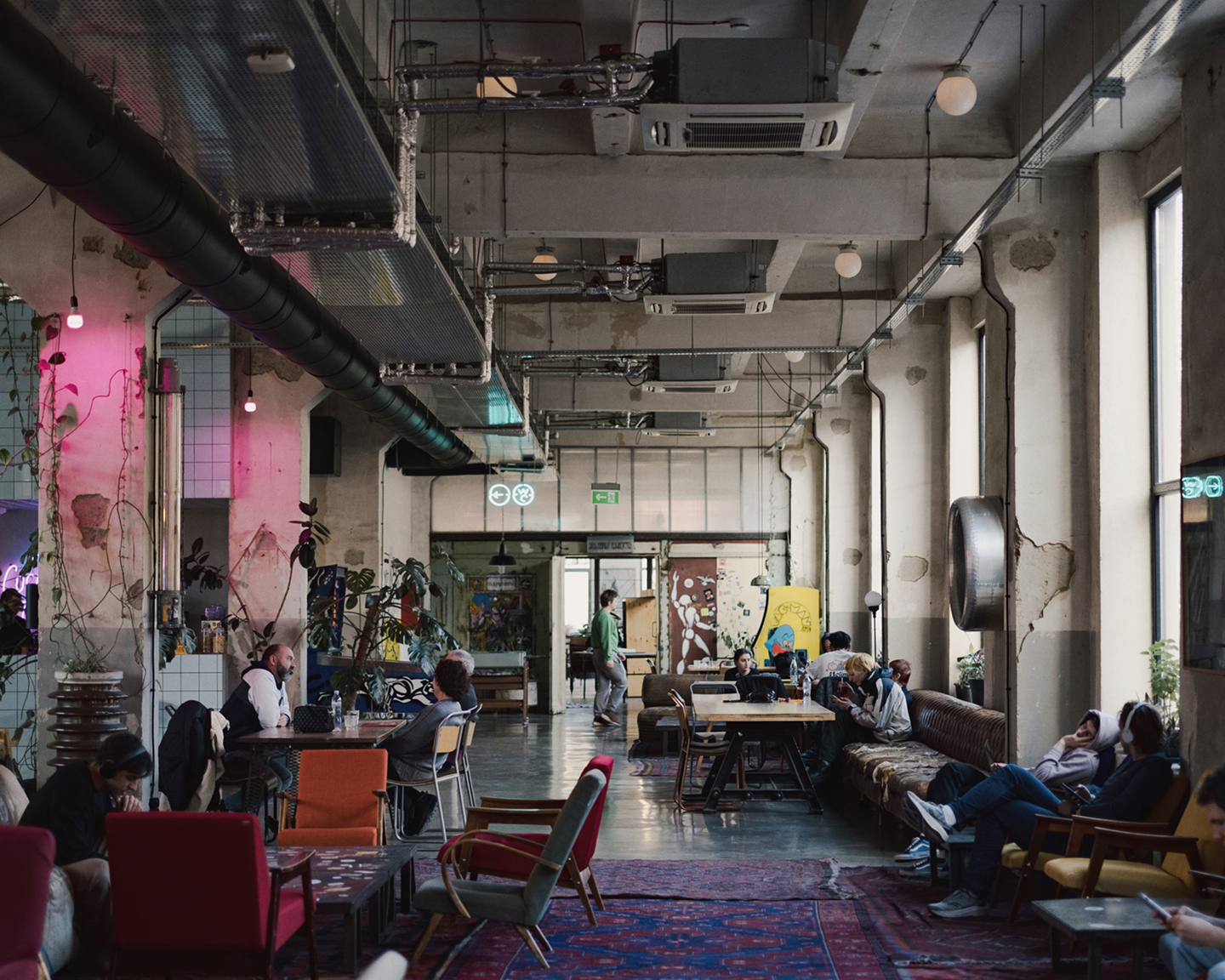 Fabrika: een fabrieksgebouw uit de Sovjet-tijd, nu een van Tbilisi’s hotspots met barretjes, flexwerkplekken, winkels en een hostel.