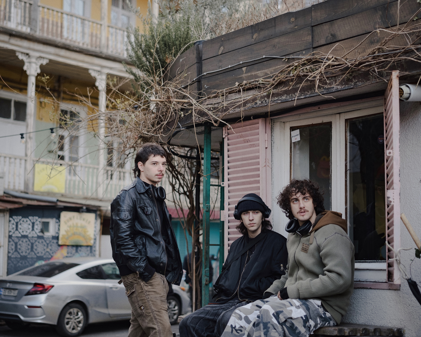 Jongeren bij metrostation Rustaveli in Tbilisi.