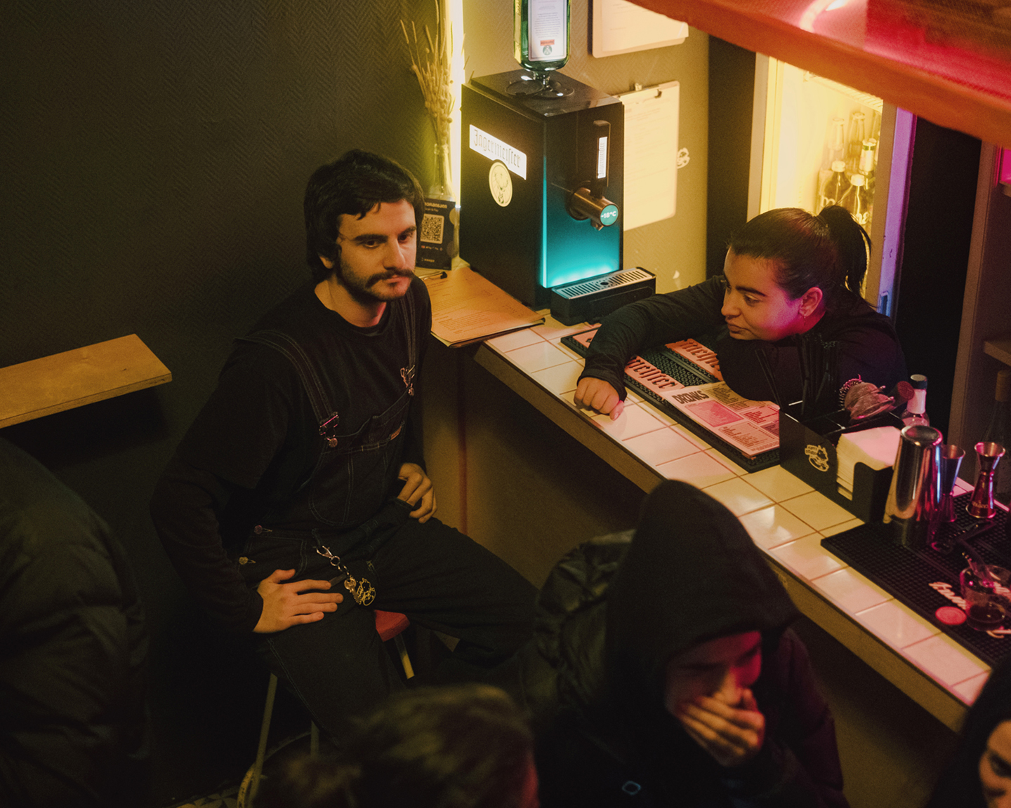 Sandro Megulashvili aan de bar in Pluto’s Records, de platenzaak annex cocktailbar waar hij werkt.