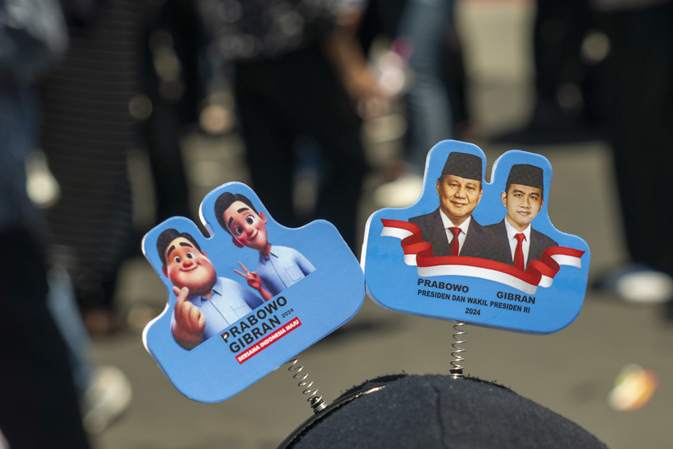 Een aanhanger van Prabowo en zijn vice-president Gibran draagt een diadeem met hun ‘avatars’, die viral gingen op TikTok. © Asyraf Rasid/ANP
