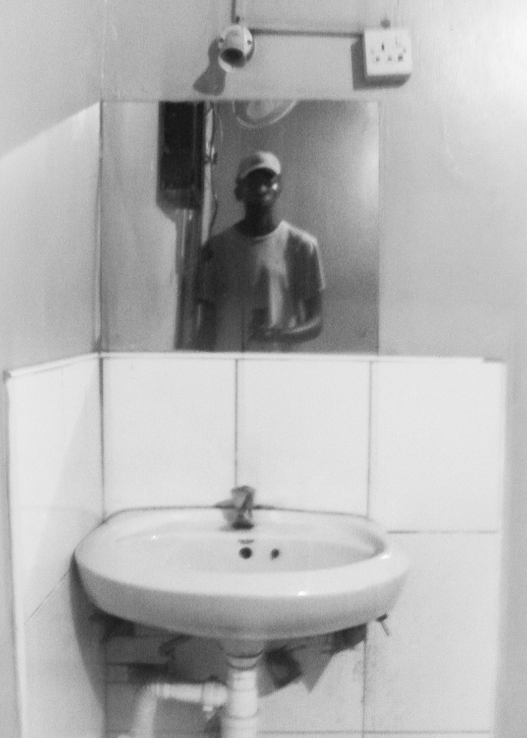 Zelfportret van Salih Basheer in een hostel in Kampala, de hoofdstad van Oeganda. Hij kwam hier op 19 november 2024 aan na een lange reis.