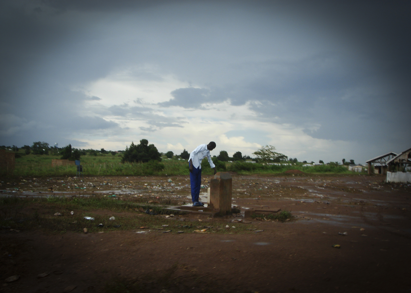 Een handwaterpomp in Kiryandongo. Veel vluchtelingen moeten lange afstanden afleggen om vers water te krijgen.