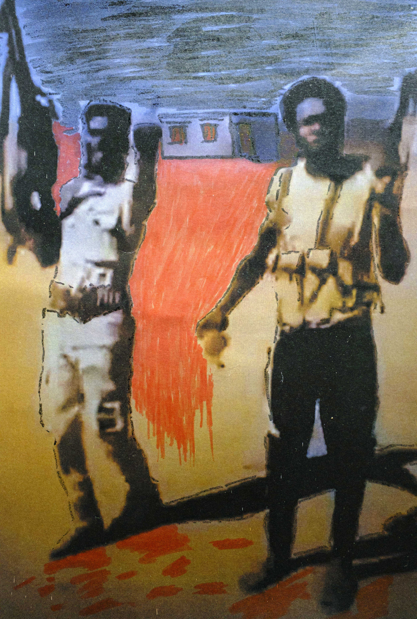 Twee rebellen van de RSF (Rapid Support Forces) vieren dat ze een woonhuis in Darfur in brand hebben gestoken. Een collage van screenshots van video’s die de RSF op sociale media hebben geplaatst.