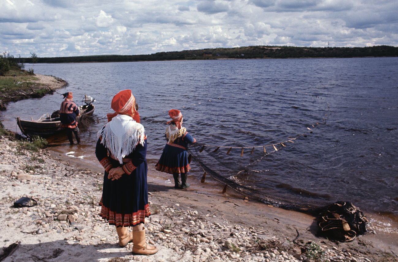 Fjord in Noorwegen Sapmi Sami De tradities van de sami in gevaar door de energietransitie.