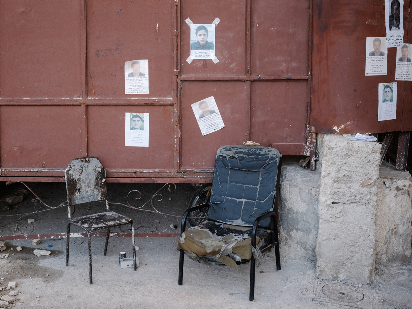 Foto’s van vermiste gevangenen aan de muur van de Sednaya-gevangenis.