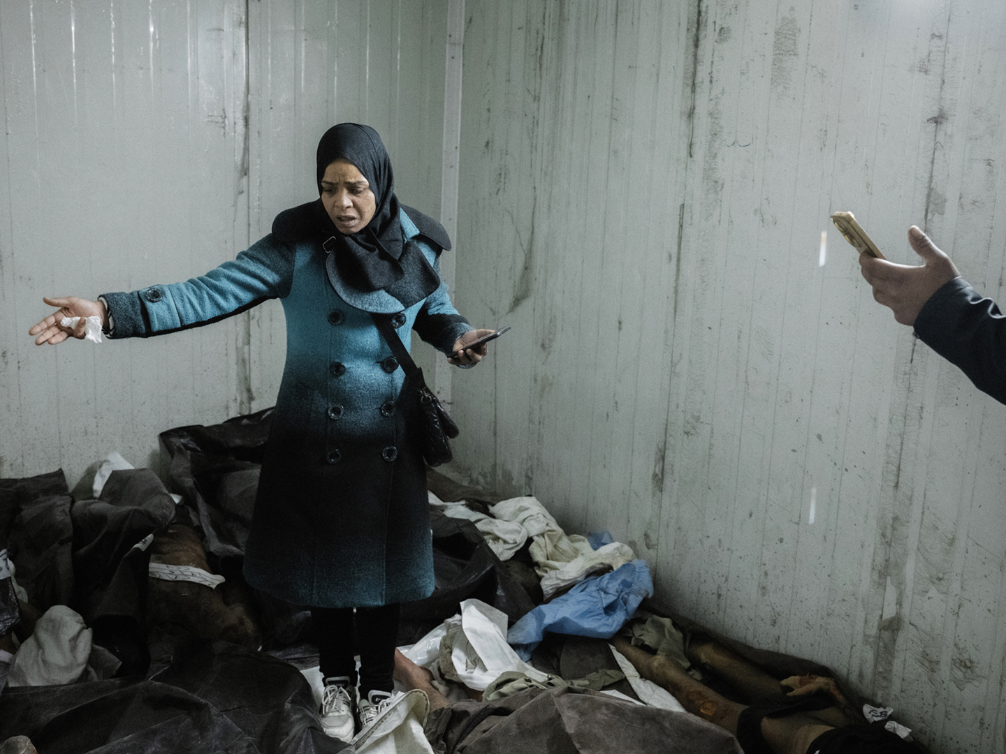 In het mortuarium van ziekenhuis Al Mujtahed, in het centrum van Damascus, zoekt een vrouw naar vermiste geliefden.