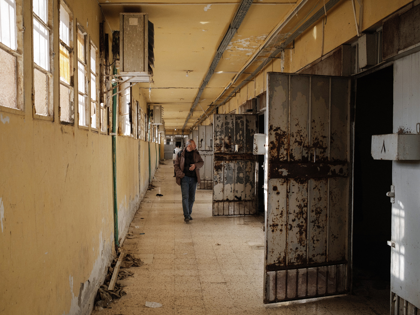 De Sednaya-gevangenis. Duizenden mensen bezoeken de gevangenissen en kantoren van autoriteiten, op zoek naar informatie.