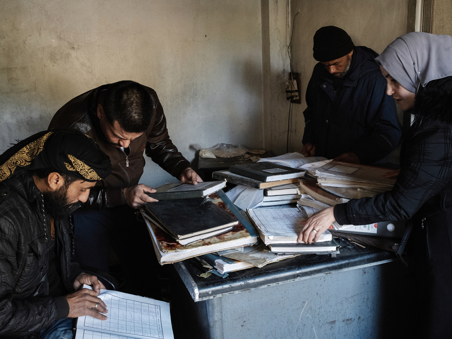 Na de val van het regime trokken mensen naar de gevangenissen en kantoren van de geheime dienst om iets te weten te komen over hun vermiste geliefden.