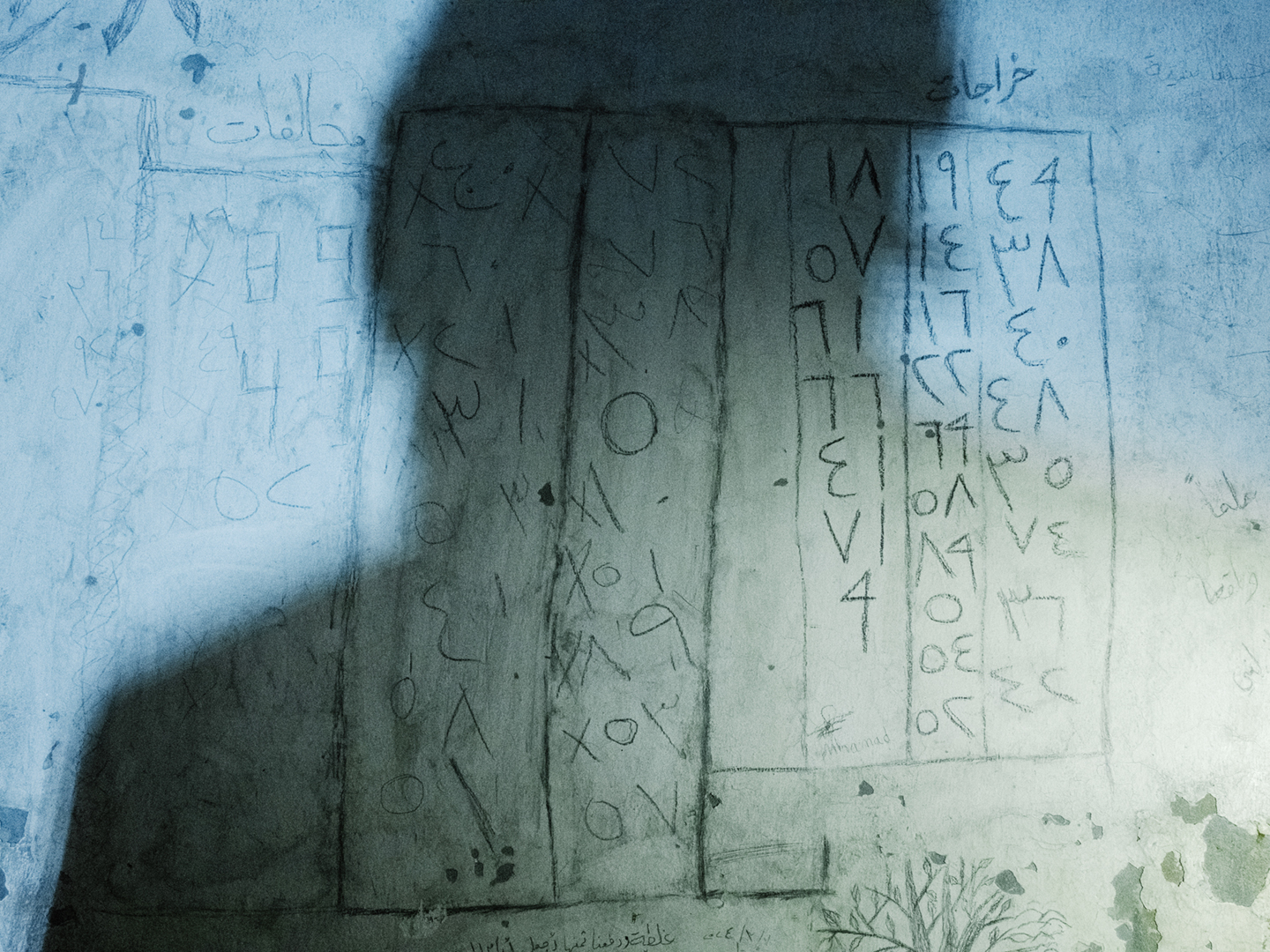 Gevangenen hebben aantekeningen gemaakt op de celmuren. Omdat het van groot belang is dat geen enkele informatie verloren gaat, is de beveiliging van detentiecentra inmiddels opgeschroefd.