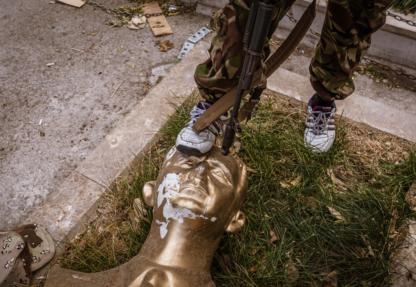 Een omvergetrokken standbeeld van Bashar al-Assad in Damascus. © Emin Sansar/Anadolu, Getty Images
