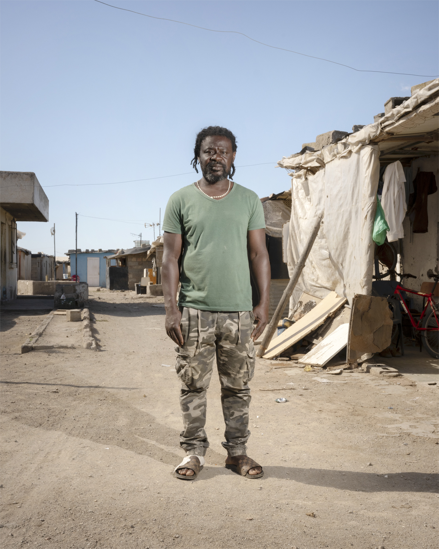 De Ghanese Amadu loopt elke dag naar de weg in de hoop daar opgepikt te worden door een werkgever.
