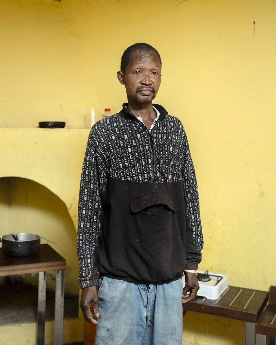 De burgemeester van de Ghanese straat in de sloppenwijk geeft bij elke ontmoeting een andere naam op. Het vertrouwen in journalisten en de overheid is laag. Ondanks hun essentiële rol in de economie leven veel migranten hier in dagelijkse onzekerheid over hun werk en inkomen.