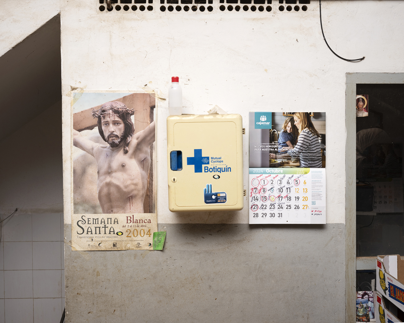 In het kleine citroenverpakkingsbedrijf El Jardinero hangen talloze bidprenten en lokale heiligen aan de muur. Afgezien van de eigenaar werken hier alleen migranten uit Marokko.